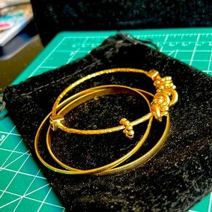 Triple loops bracelet set with golden beads